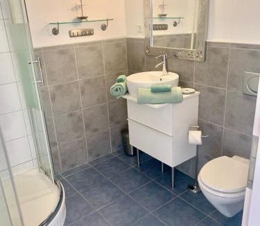 Bellikon House | Zimmer mit Bad und Balkon