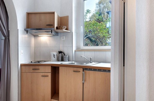 Kreuzlingen Apartment | 'Zimmer mit Kochnische Rosenbaum' mit Gemeinschaftsgarten und WLAN