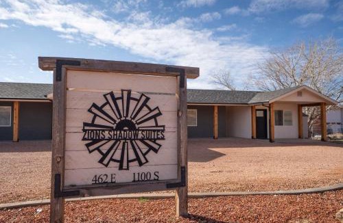 Kanab House | Zion-Bryce Basecamp suite Red Rock Views in Kanab UT