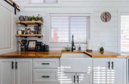 Apple Valley House | Zion Pet-Friendly Tiny Home Hot Tub BBQ