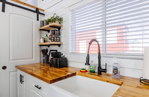 Apple Valley House | Zion Pet-Friendly Tiny Home Hot Tub BBQ
