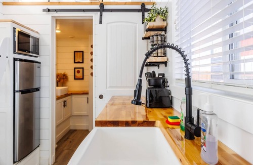 Apple Valley House | Zion Pet-Friendly Tiny Home Hot Tub BBQ