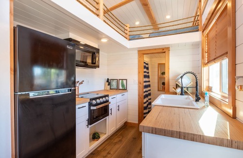 Apple Valley House | Zion Tiny Home Sunrise Deck + Desert Views