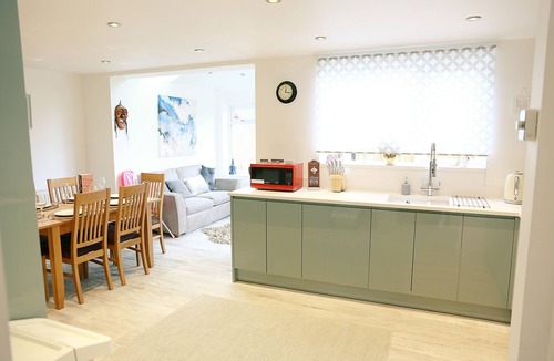 Chorlton-by-Backford House | Zoo Accommodation Chester; 10 min Walk! Sleeps 8