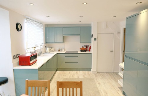Chorlton-by-Backford House | Zoo Accommodation Chester; 10 min Walk! Sleeps 8