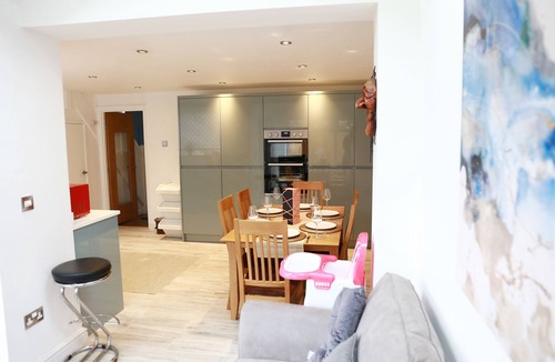 Chorlton-by-Backford House | Zoo Accommodation Chester; 10 min Walk! Sleeps 8