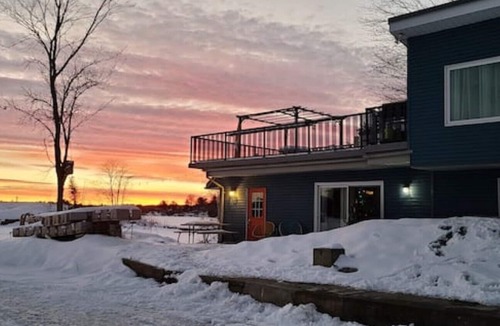 Gravenhurst Cottage | ZuKa Lakehouse with Wood Hot Tub/Sauna in Muskoka