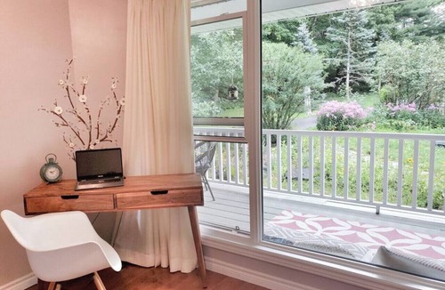 Bracebridge Cottage | Zuka Riverhouse + Cedar Hot Tub & Sauna in Muskoka