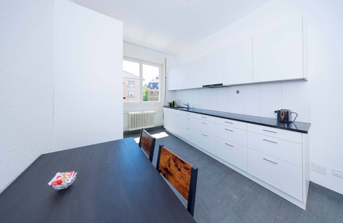 Sihlfeld Apartment | Zurich City Gem, Steps to Tram, Family & group