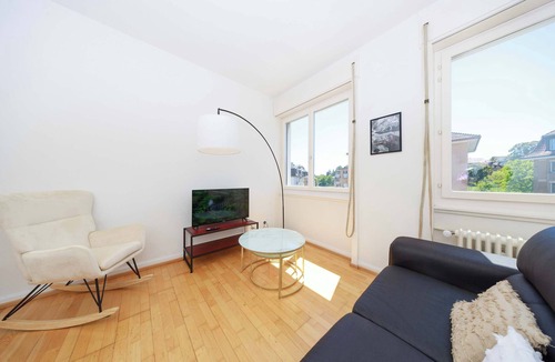 Sihlfeld Apartment | Zurich City Gem, Steps to Tram, Family & group