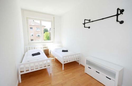 Sihlfeld Apartment | Zurich City Gem Steps to Tram Family & group