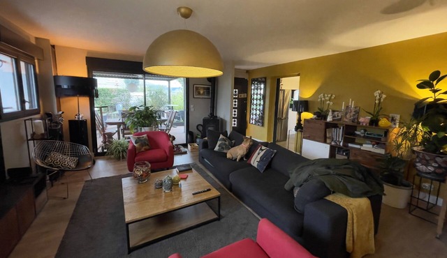 À 10 min de l'aéroport, cadre paisible, espace contemporain tout confort.