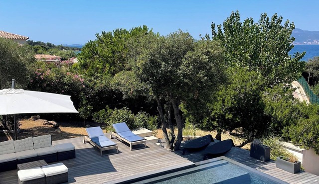 à 2 minutes à pied de la plage Villa familiale avec piscine .