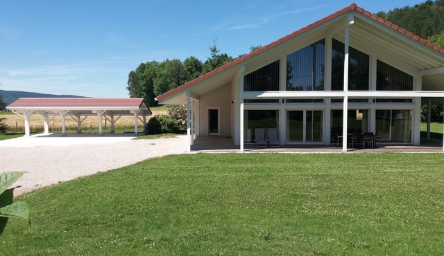 Évasion Bien-être au Lac de Chalain: Chalet de 150m² Avec Sauna et Balnéo