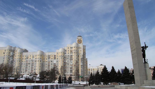 Дом с часами на площади Партизан