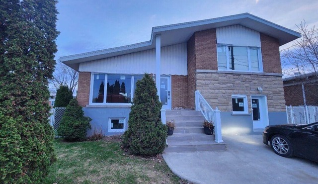À 5 Minutes de Montréal, Maison de 4 Chambres et Piscine Située à Laval Duvernay