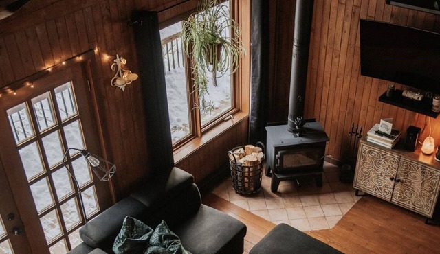 À découvrir: chalet en bois avec ruisseau!