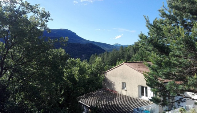 À Proximité : Golf, Plan D'eau, Piscine, Gorges du Verdon et lac de Ste Croix