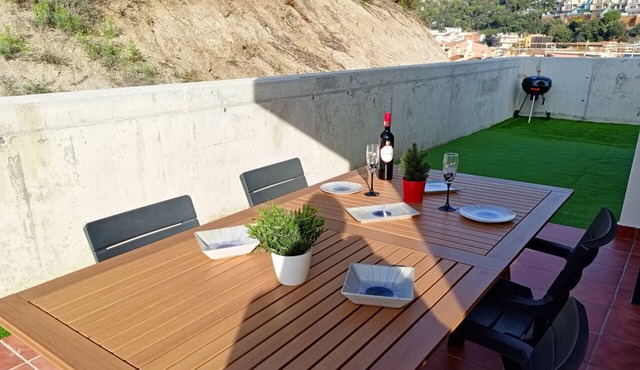 Ático con terraza y vistas a la montaña en Arenys