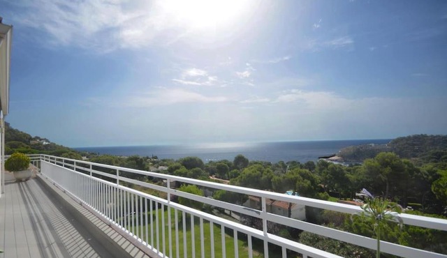 Ático Reformado con Doble Terraza en Residencial
