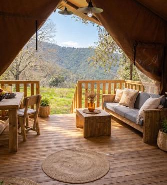 Éco-lodge, tente au cœur d'une forêt nourricière