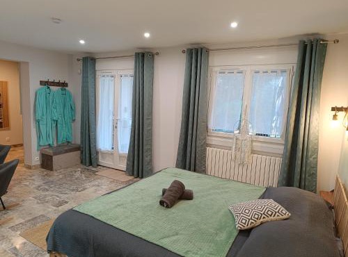 Écrin de nature sous les pins