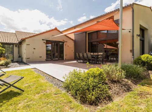 Élégant Gîte Rural avec Piscine Intérieure Chauffée près de Nantes - FR-1-306-913