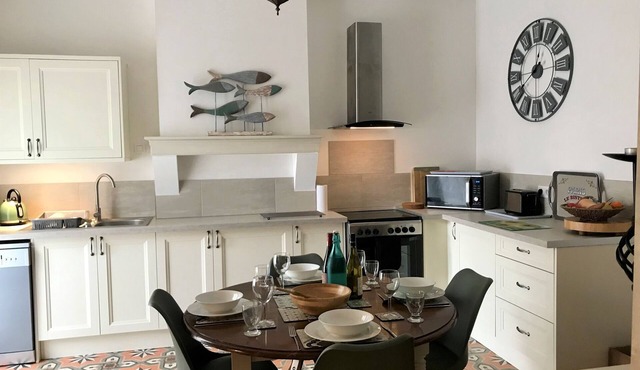 Élégant Winemakers house + Sunny Terrasse. Chic village by Sea & Vineyards