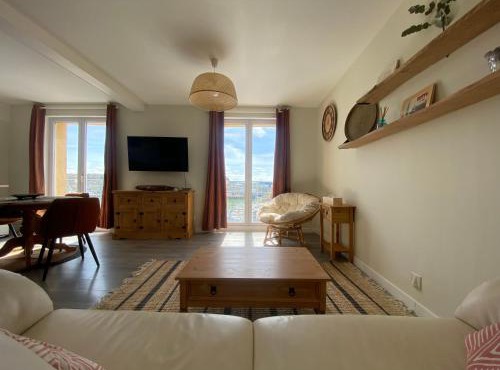 Établissement 3 étoiles avec ASCENSEUR, 3 appartements lumineux vue port avec balcon, 200m de la mer, Wifi Fibre, tous service inclus