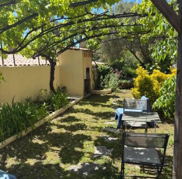 Évasion en Provence Bas de Villa avec Jardin & Vignes, Soleil & Fraîcheur