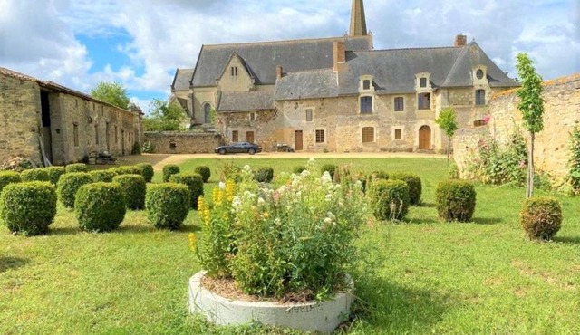 Évasion Romantique au Prieuré avec Jardin en Anjou, Petit-Déjeuner Inclus - FR-1-622-63