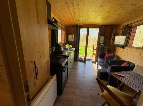 Évasion romantique en roulotte autonome avec confort moderne en pleine nature - FR-1-591-552