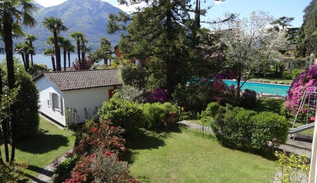 Öko-Haus C mit Gartenpool und herrlichem Seeblick by Interhome