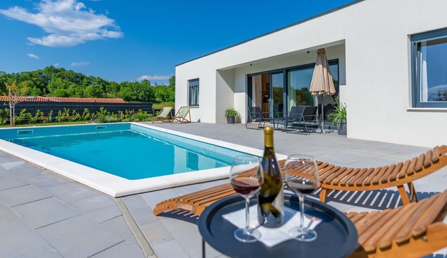 Üppige Villa: Pool & Eingezäunter Garten