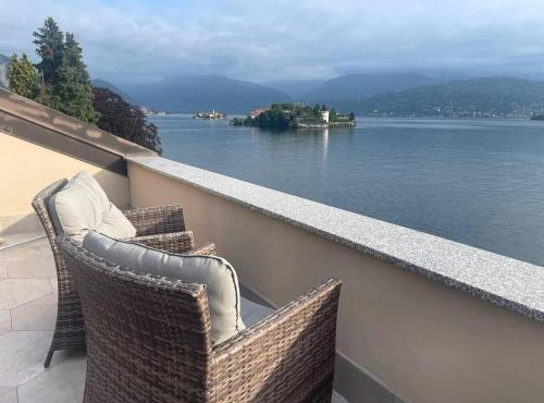 Квартира с террасой и видом на озеро в Стрезе in Stresa