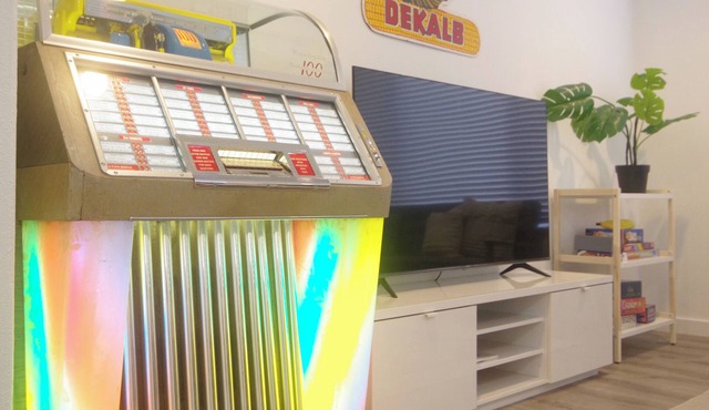 ᗌᗌᗌ Fresh & new 1br. Jukebox, king bed, A/C