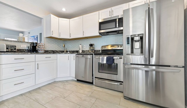 ᨒStylish 4BR/Movie Lounge/10 min to Ft Carsonᨒ