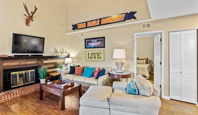 0.2 Miles to Downtown Auburn! Pet friendly AU Townhome Sleeps 10!