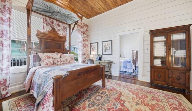 0.3 miles to downtown Brenham 0.1 miles to Brazos Valley Brewery built in 1918