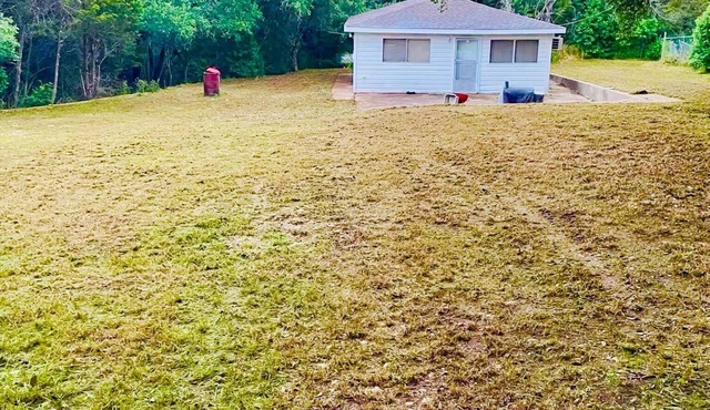 0.4m walk to Lake Whitney! Small peaceful cabin that sleeps 12! Outdoor space!