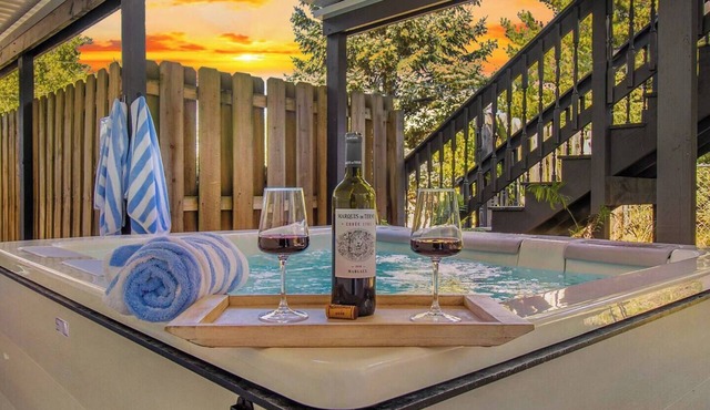 0.4Mi from Beach! Luxe Home w/Hot Tub/Barrel Sauna