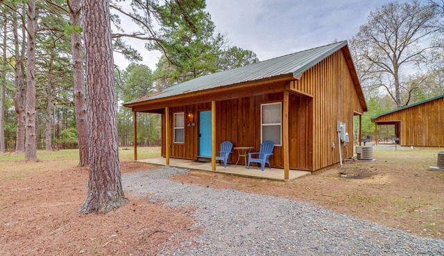 0.5 Mi to Greers Ferry Lake: Heber Springs Cabin
