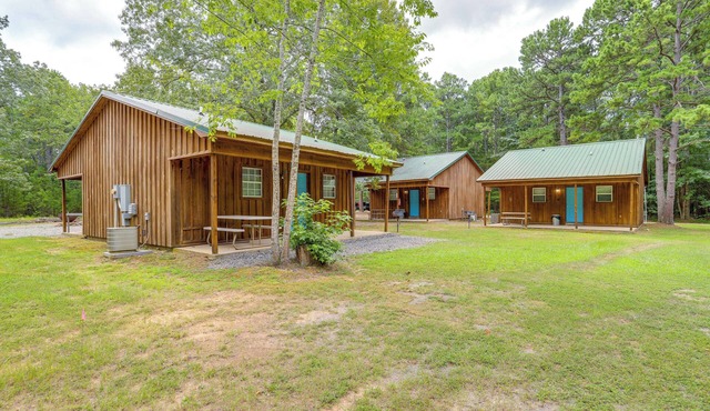 0.5 Mi to Lake: Patio at Heber Springs Cabin!