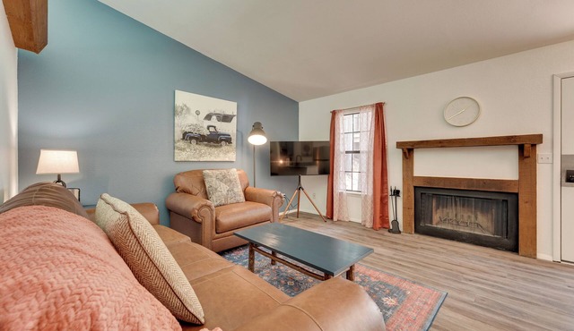 0.5 Mi to Table Rock Lake: Ozark Mountains Cabin