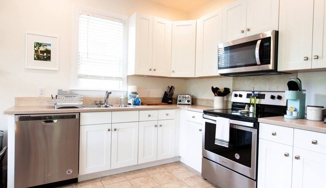 0.8 Miles to W Franklin St | Private Apartment