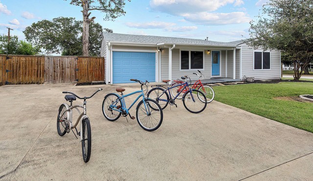0.9 Mi to Kyle Field | Large Yard | Pets | Bikes