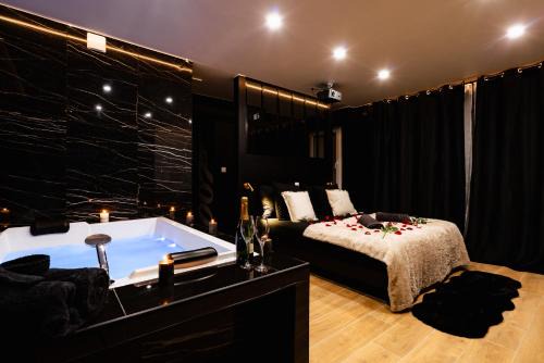 007 Loveroom Secrète Balnéo privée Cinéma 4K