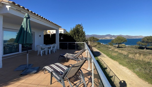 008 House to rent with garden , terrace and sea views