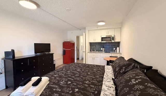[01] ATX Studio: 1 King, Dog Park, Laundry Access