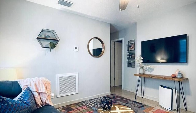 01 Best of FLL - Cozy 2 Bdrm Apt